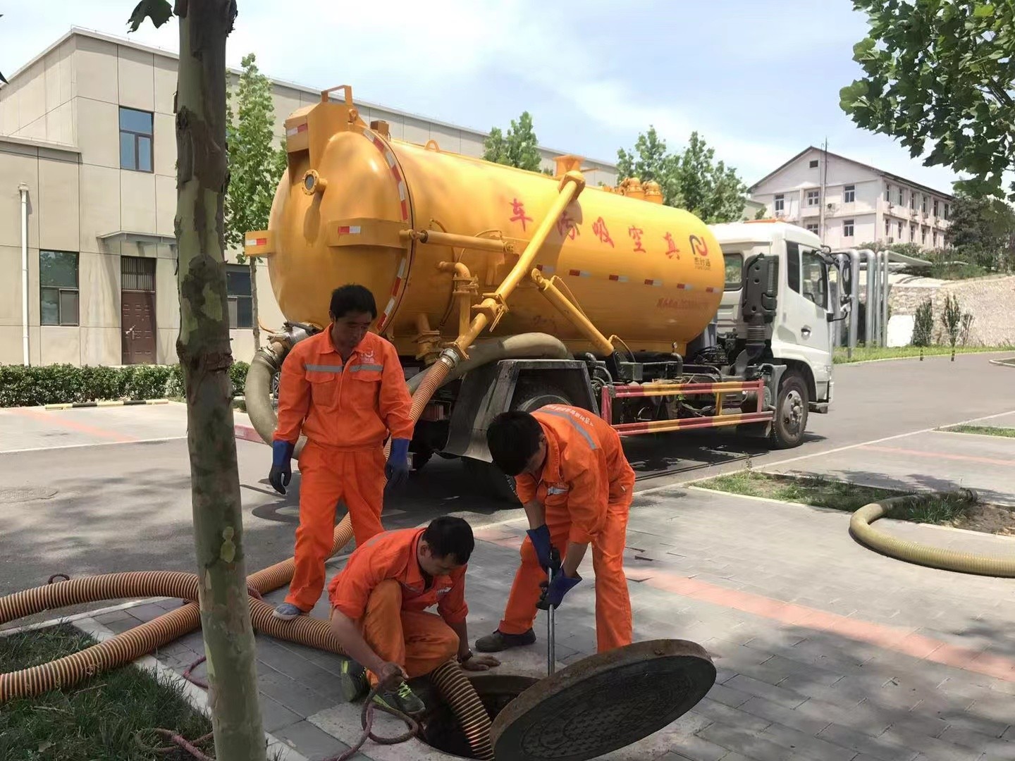 六安管道疏通车停在窨井附近