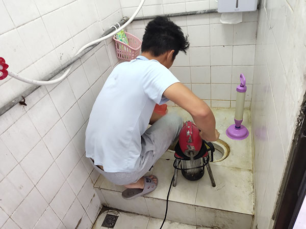六安管道堵塞冒臭气 专业师傅现场解决问题
